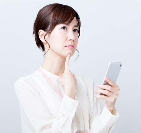 スマホを使っている女性